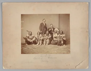 Le général J. E. Smith et des Indiens