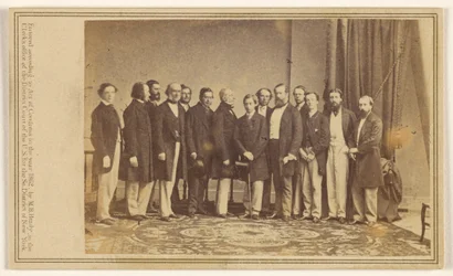 Portrait de groupe de quatorze hommes debout