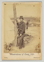 Soldat debout avec un pistolet à la ceinture