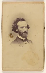 [Homme barbu non identifié]