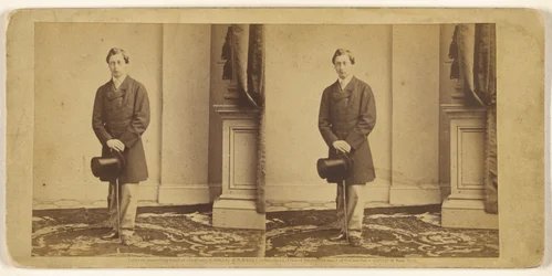 [Jeune homme non identifié, debout, tenant un haut-de-forme et une canne]