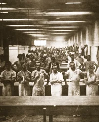 Cuisiniers dans une grande cantine de camp pendant la guerre civile américaine (photogravure)
