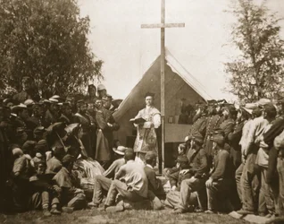 Père Thomas H. Mooney dirigeant la messe dominicale, 69e régiment d