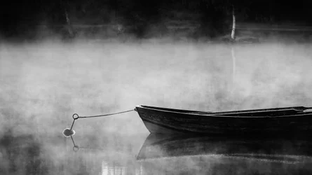 Un bateau par un matin brumeux