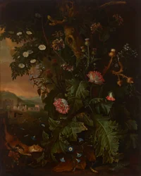 Un sol forestier avec une belette, une souris, un pavot à opium et un chardon, avec des bâtiments classiques au-delà.
