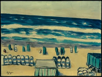 Mer bleue avec cabines de plage
