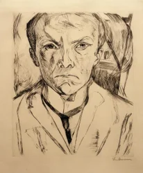 Autoportrait de face, avec pignon de maison en arrière-plan