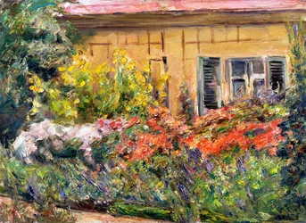 Plantes vivaces fleuries près de la maisonnette du jardinier, vers le nord