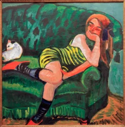 Fille sur un canapé vert…