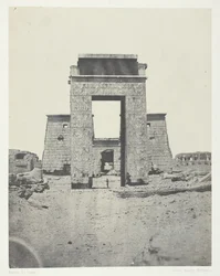 Karnak, propylône du temple de Khons, Thèbes, 1849-51, imprimé 1852