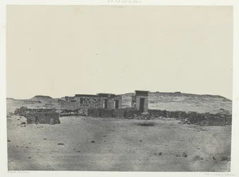 Temple et village de Débôd, Parembole de l