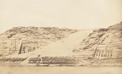 Vue générale des Spéos de Phré et d