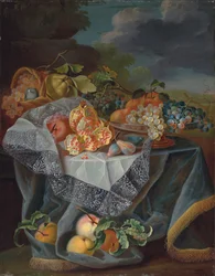 Raisins, poires et une pomme sur un récipient en verre, grenades et un panier tressé avec des fruits sur une table drapée, et un paysage de parc au-delà