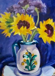Des tournesols dans un pichet bleu