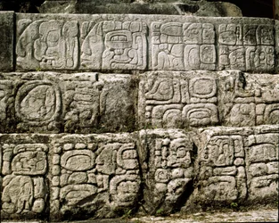 Glyphes dans la maison C, patio 2 dans le palais