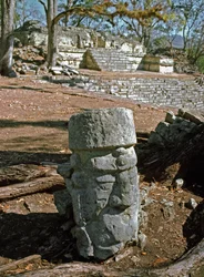 Vue de la cour orientale et du temple 22, période classique 7e-8e siècle
