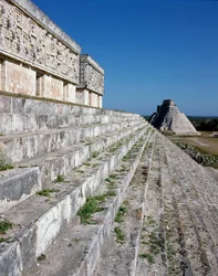 Palais du gouverneur et pyramide du magicien