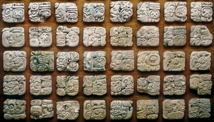 Calendrier maya (320-1697) composé de différents glyphes (pierres gravées)