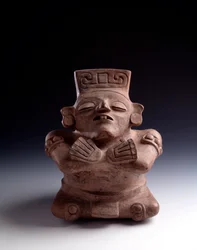 Art précolombien, civilisation maya, période classique : vase anthropomorphe en argile représentant un personnage assis, les jambes et les bras croisés, le visage tourné vers le haut. De La Lagunita, Quiché, Guatemala