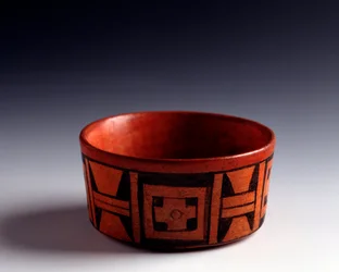 Art précolombien, civilisation maya, période classique : coupe en terre cuite bichrome décorée de motifs géométriques. Provenant de Tikal, Quiché, Guatemala. Dimensions : hauteur 5,7 x diamètre 11,5 cm. Guatemala, Musée national d
