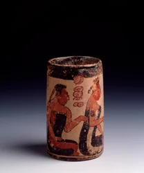 Art précolombien, civilisation maya, période classique : vase cylindrique en terre cuite orné de deux hommes et d