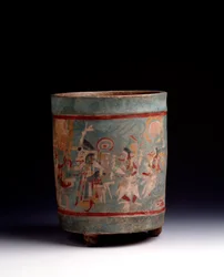 Art précolombien, civilisation maya, période classique : vase cylindrique en argile polychrome décoré d