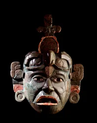 Art précolombien, civilisation maya, période classique : masque funéraire en jadéite et coquillages. De Tikal, Peten, Guatemala. Dim. 34,5 x larg. 25,9 cm Guatemala, Museo Nazionale di Archeologia e Etnologia - Art précolombien, civilisation maya, période