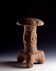 Art précolombien, civilisation maya, période classique : sculpture en pierre en forme de champignon tripode. Provenant de Chimaltenango, Guatemala. Dimensions : 31,3 x largeur 18 cm. Guatemala, Museo Nazionale di Archeologia e Etnologia