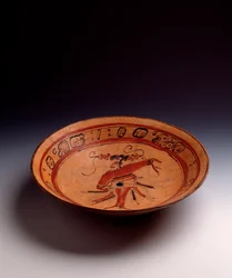 Art précolombien, civilisation maya, période classique : vase tripode en argile peinte. Provenant du Petén, Guatemala. Dimensions : H. 7,7 x diam. 35,2 cm. Guatemala, Museo Nazionale di Archeologia e Etnologia