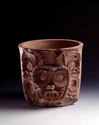 Art précolombien, civilisation maya, période classique : vase orné de la représentation du dieu solaire. Provenant de Petén, Guatemala. Hauteur 22 x largeur 25,4 cm. Guatemala, Museo Nacional de Arqueología y Etnología