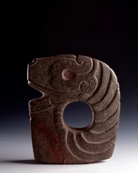 Art précolombien, civilisation maya, période classique : hache zoomorphe en pierre sculptée représentant un serpent stylisé. Provenant de Bolivia, Escuintla, Guatemala. Dimensions : 25 x largeur 21 cm. Guatemala, Museo Nazionale di Archeologia e Etnologia