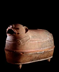 Art précolombien, civilisation maya, période classique tardive : urne funéraire tétrapode en argile avec couvercle en forme de jaguar. Provenant de Nebaj, Guatemala. Dimensions : H. 52 x largeur 70 cm. Guatemala, Museo Nazionale di Archeologia e Etnologia