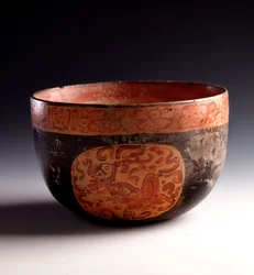 Art précolombien, civilisation maya, période classique tardive : coupe en argile polychrome décorée de glyphes. Provenant d