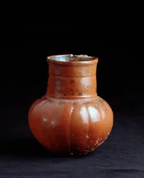Art précolombien, civilisation maya, période postclassique : cruche en argile. Provenant de Los Cerritos, Chicaj, Quiché, Guatemala. Hauteur 17,5 x diamètre 9 cm. Guatemala, Museo Nacional de Arqueología y Etnología