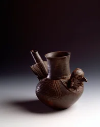 Art précolombien, civilisation maya, période postclassique : jarre zoomorphe représentant un oiseau. Provenant d