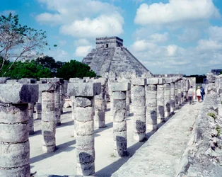 Civilisation précolombienne : vue du site de Chichen Itza dans la région du Yucatan. Civilisation maya, période classique et renaissance maya, 750-1200 après J.-C. Mexique
