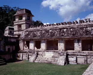 Civilisation précolombienne : vue du site de Palenque au Chiapas. Période classique maya