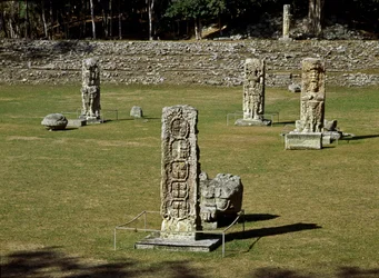 Vestiges de la place cérémonielle IVe-Xe siècle