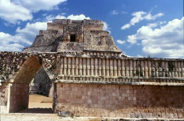 La Maison des Oiseaux avec la Pyramide du Magicien derrière, Maya classique tardif, vers 700-900 après J.-C.
