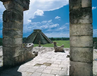 Le temple des guerriers et la pyramide de Kukulkan (ou château), à Chichen Itza (Yucatan, Mexique). Architecture précolombienne, art maya postclassique (12ème siècle).