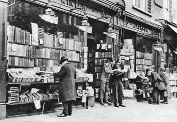 Une librairie à Charing Cross Road, Londres, 1926-1927