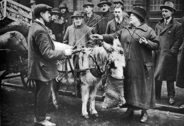 Une femme fouet, Covent Garden, Londres, 1926-1927