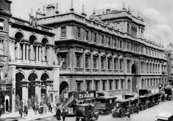 Entrée de Burlington Arcade et la maison de la Royal Academy, Piccadilly, 1926-1927