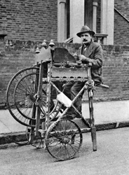 Aiguiseur de couteaux et de ciseaux, Londres, 1926-1927