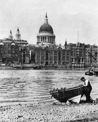 Batellier de la Tamise et son bateau sur la plage de Bankside, Londres, 1926-1927
