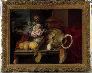 Nature morte avec bouquet, fruits, vase et tissu rouge