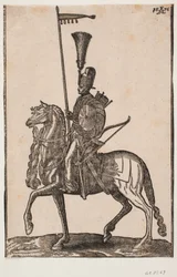 Soldat à cheval, profil vers la gauche; lance avec fanion, arc à côté, bouclier circulaire, carquois; coiffe avec plume