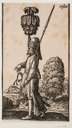 Soldat portant une Lance et une Épée, vu de Profil vers la Gauche, debout dans un Paysage Côtier; derrière lui, un Grand Arbre; son Coiffure est Ornée d