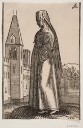 Femme voilée marchant, profil vers la gauche; devant elle, un mur de ville avec des tours s