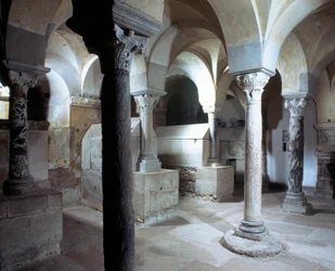 Art mérovingien : vue de la crypte de l
